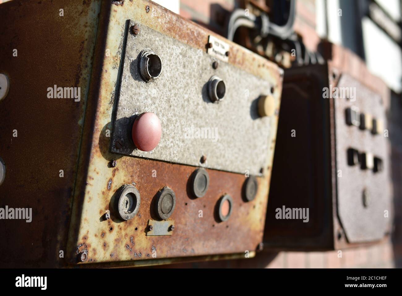 Tasten an einem Bedienfeld einer Maschine Stockfoto