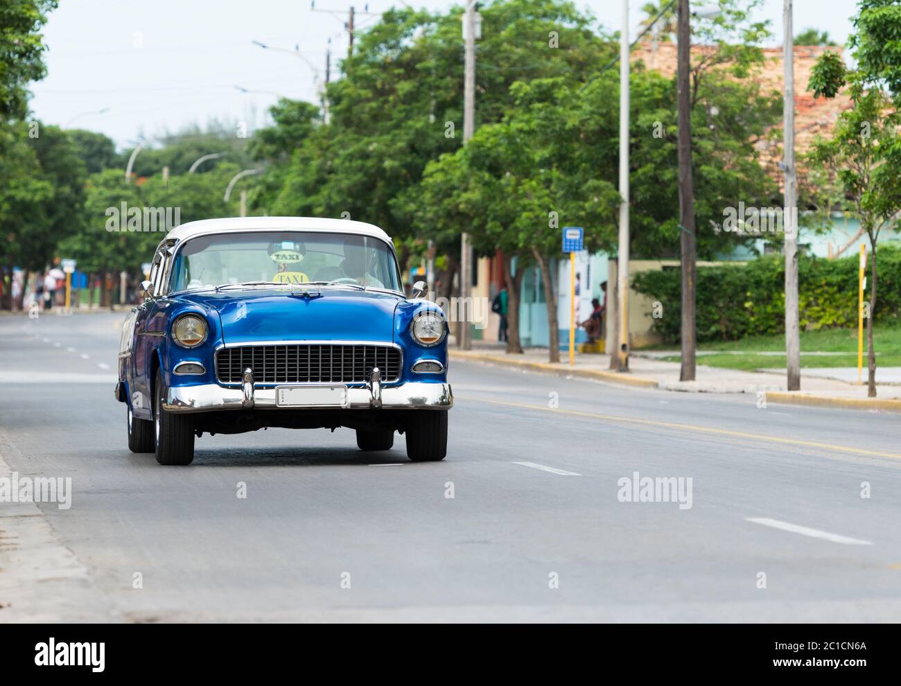 Cuba alter blauer amerikanischer Oldtimer auf der Straße in Varadero Stockfoto