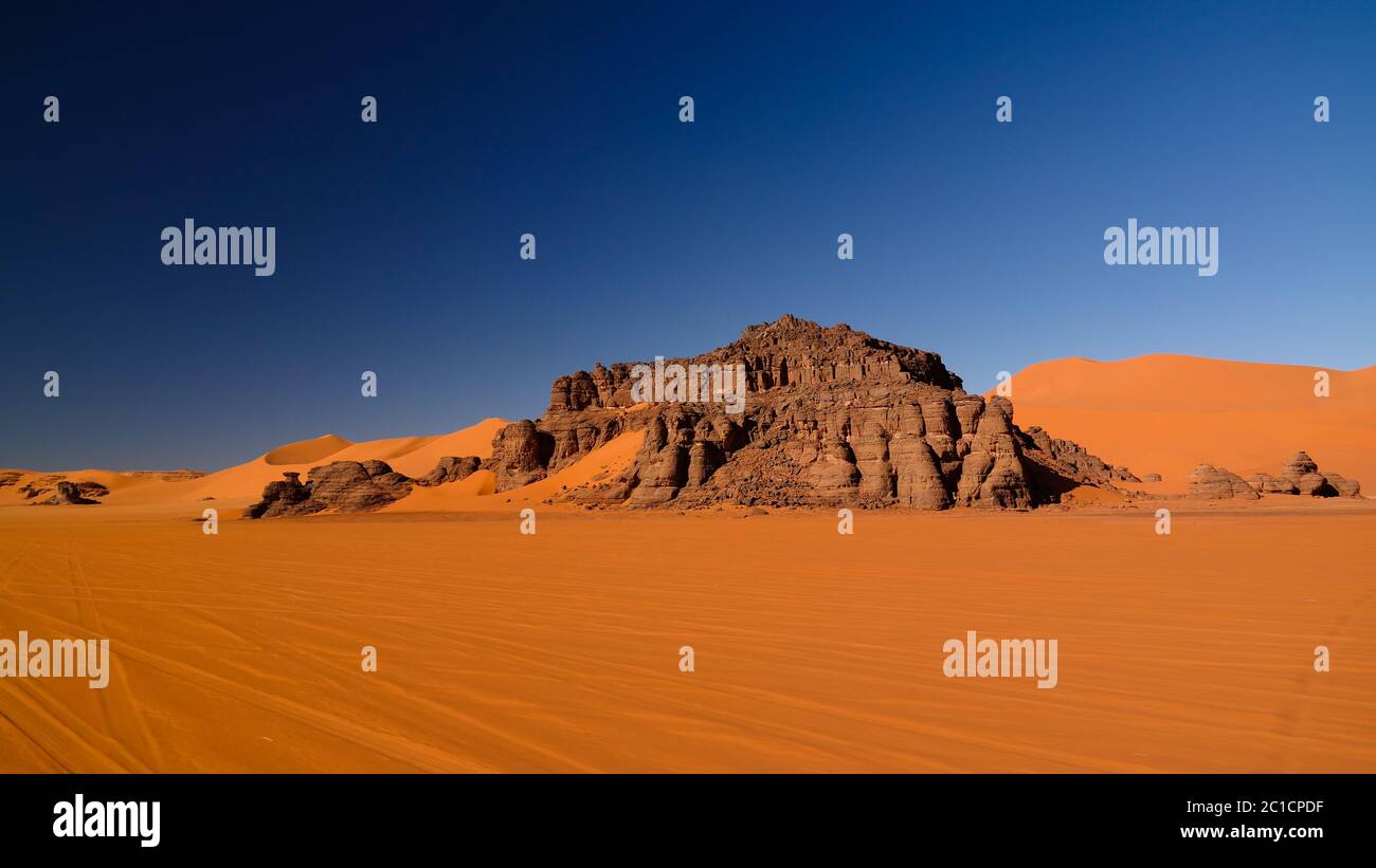 Blick auf die Düne von Tin Merzouga im Tassili nAjjer Nationalpark, Algerien Stockfoto