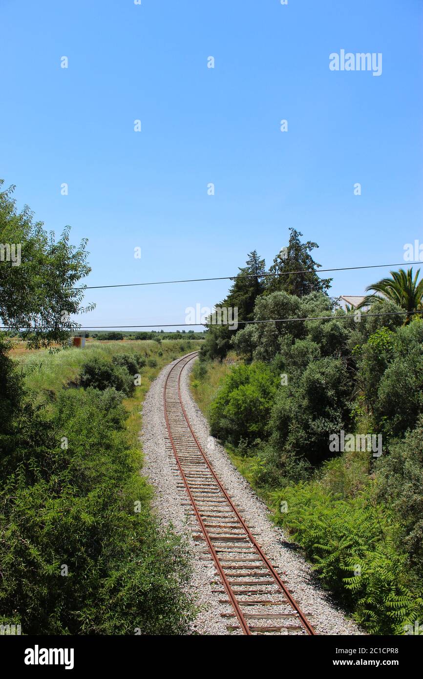 Alte Eisenbahn mit Bäumen an der Seite. In Beja, Portugal. Stockfoto