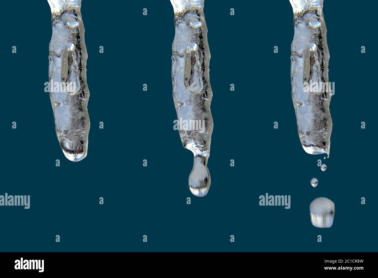 Makrofotografie des schmelzenden Eiszapfes. Sequenz von drei Bildern des Eiszapfens, die Sekunden auseinander genommen wurden, wobei winzige Wassertropfen von der Spitze fielen. Stockfoto