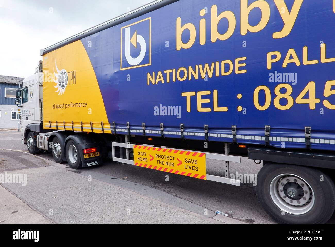 Schild an der Seite eines LKW mit sicherer Praxis während des Covid-19 Coronavirus-Notfalls Stockfoto