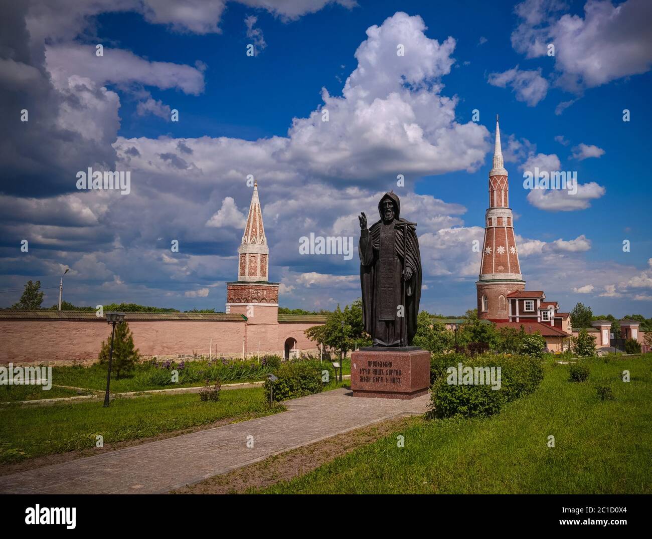 Blick auf die Statue des Heiligen Sergius von Radonesch im Kloster Dreikönigskönigin Staro-Golutvin, Kolomna, Region Moskau, Russland Stockfoto