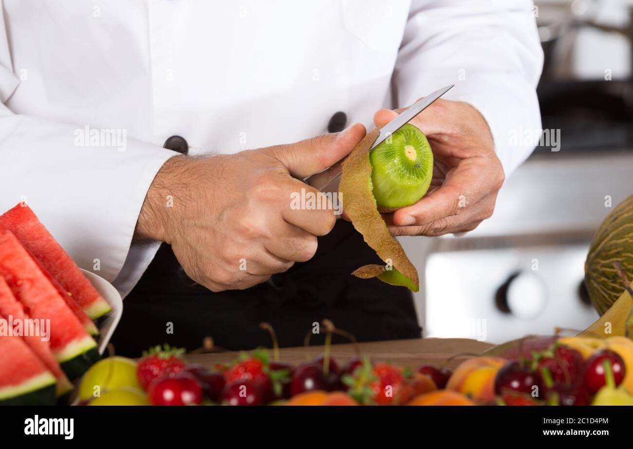 Koch eine köstliche Kiwi-Säure schneiden Stockfoto