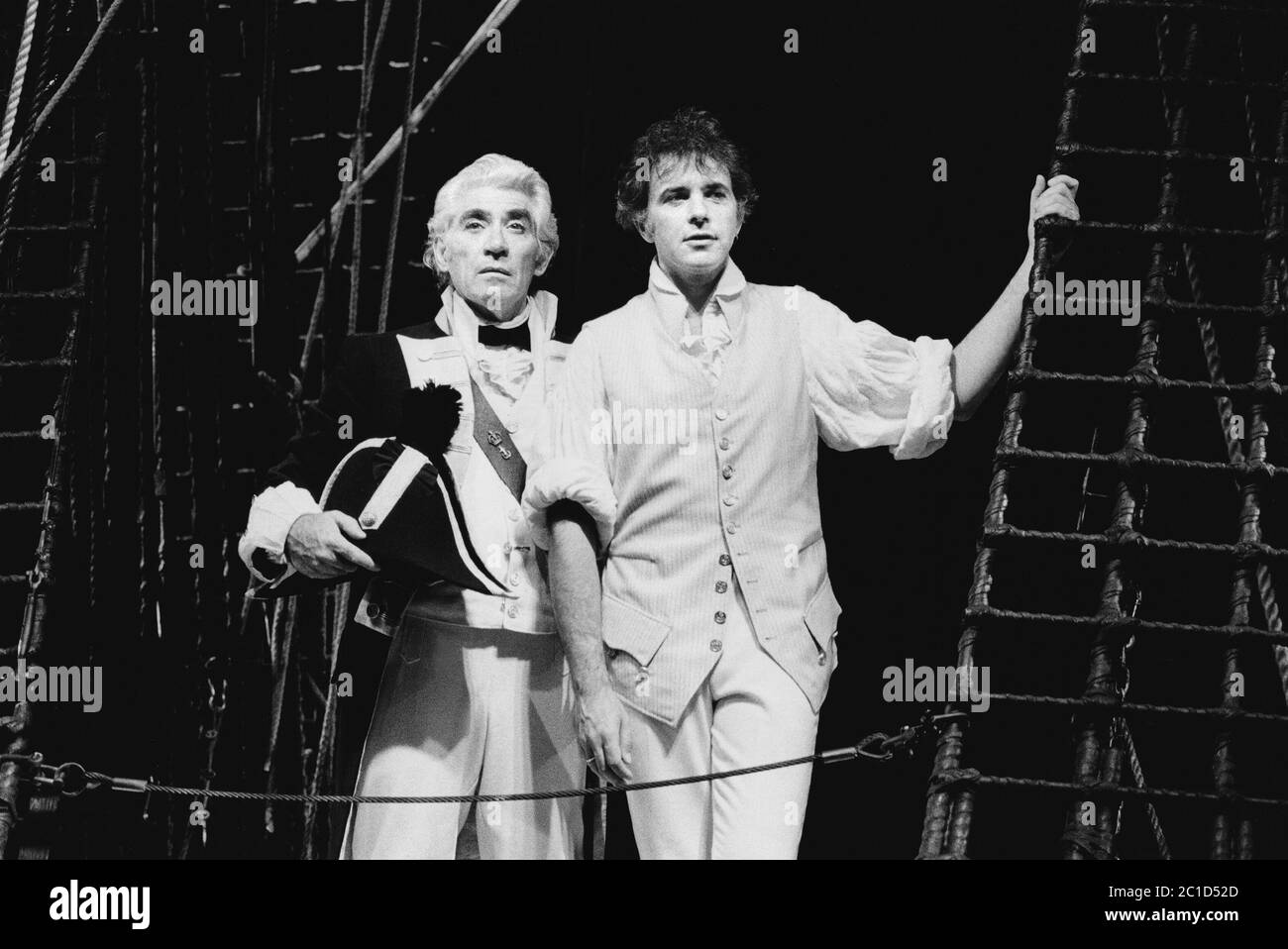 l-r: Frank Finlay (William Bligh), David Essex (Fletcher Christian) in MEUTEREI! At the Piccadilly Theatre, London W1 18/07/1985 Buch: Richard Crane Texte: Richard Crane & David Essex Musik: David Essex Bühnenbild: William Dudley Kostüme: Ruth Myers Beleuchtung: Mark Henderson Regie: Michael Bogdanov Stockfoto
