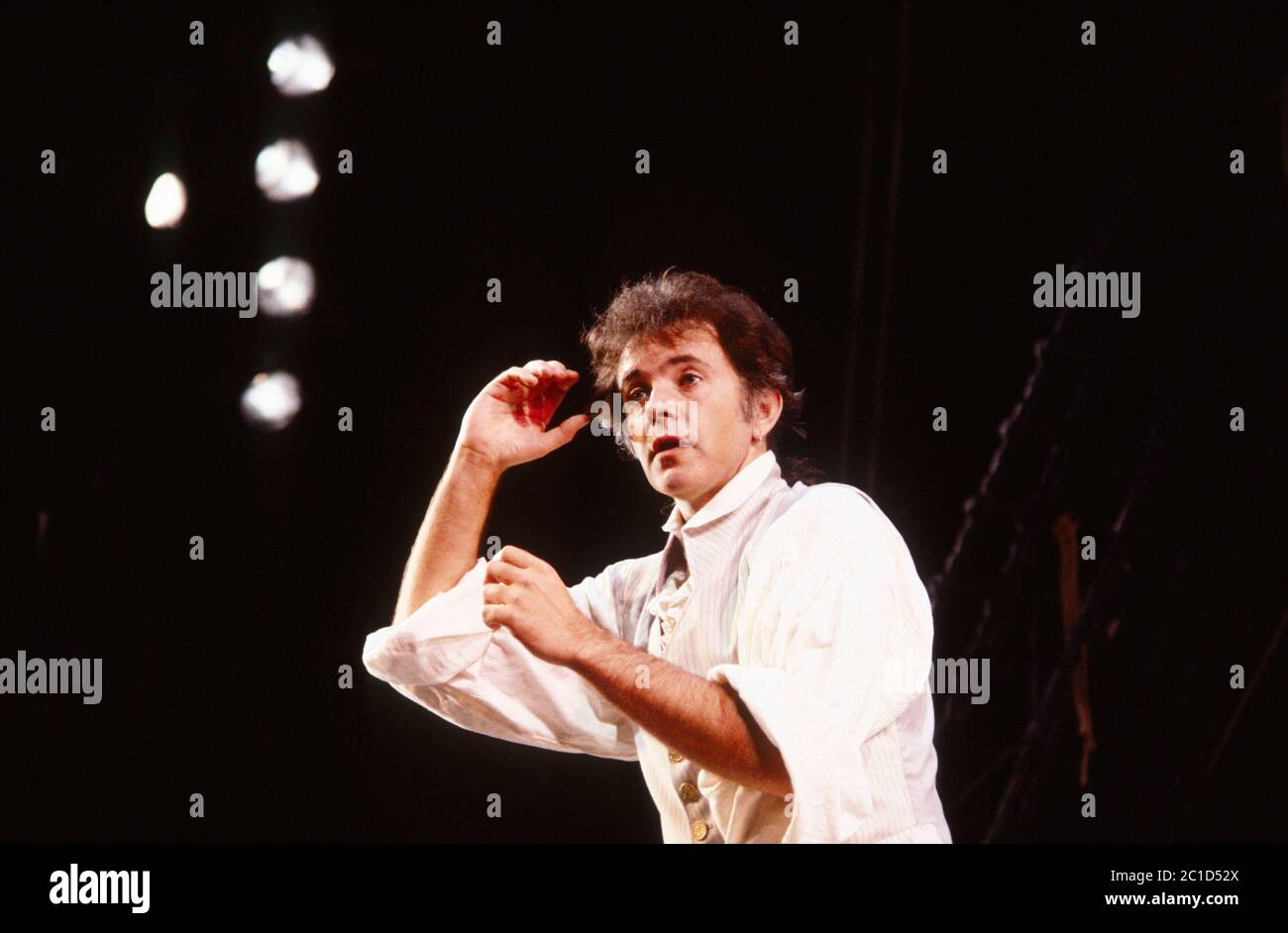 David Essex (Fletcher Christian) in MEUTEREI! At the Piccadilly Theatre, London W1 18/07/1985 Buch: Richard Crane Texte: Richard Crane & David Essex Musik: David Essex Bühnenbild: William Dudley Kostüme: Ruth Myers Beleuchtung: Mark Henderson Regie: Michael Bogdanov Stockfoto