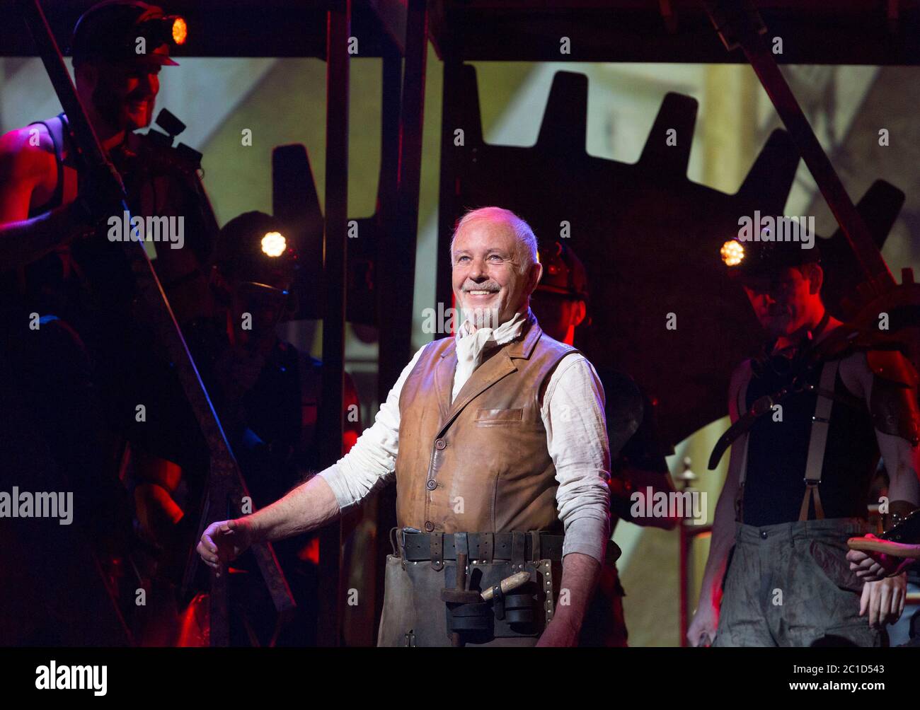 David Essex (The Voice of Humanity) im KRIEG DER WELTEN im Dominion Theatre, London W1 17/02/2016 Adaptiert von Doreen Wayne nach H G Wells Musik: Jeff Wayne Lyrics: Gary Osborne Set Design: RIC Lipson Kostüme: Gary McCann Beleuchtung: Tim Oliver Choreograph: Liam Steel Regie: Bob Tomson Stockfoto