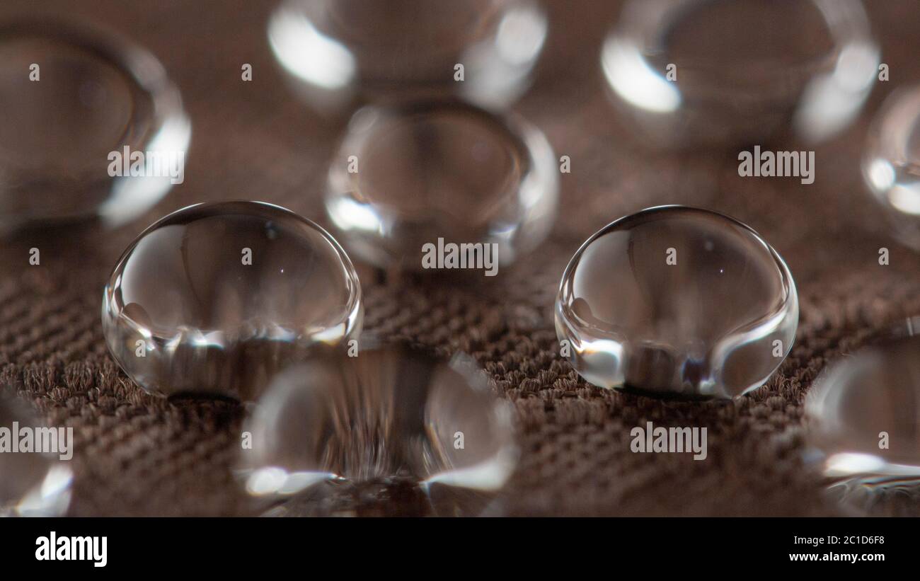 Wassertropfen auf feuchtigkeitsbeständigem Gewebe Close Up Stockfoto