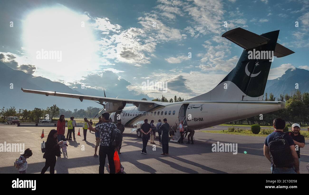 Passagiere, die nach der Landung auf der Landebahn aus dem Flugzeug kommen, auf dem schönen Flughafen Gilgit Baltistan, Pakistan 15/08/2019 Stockfoto