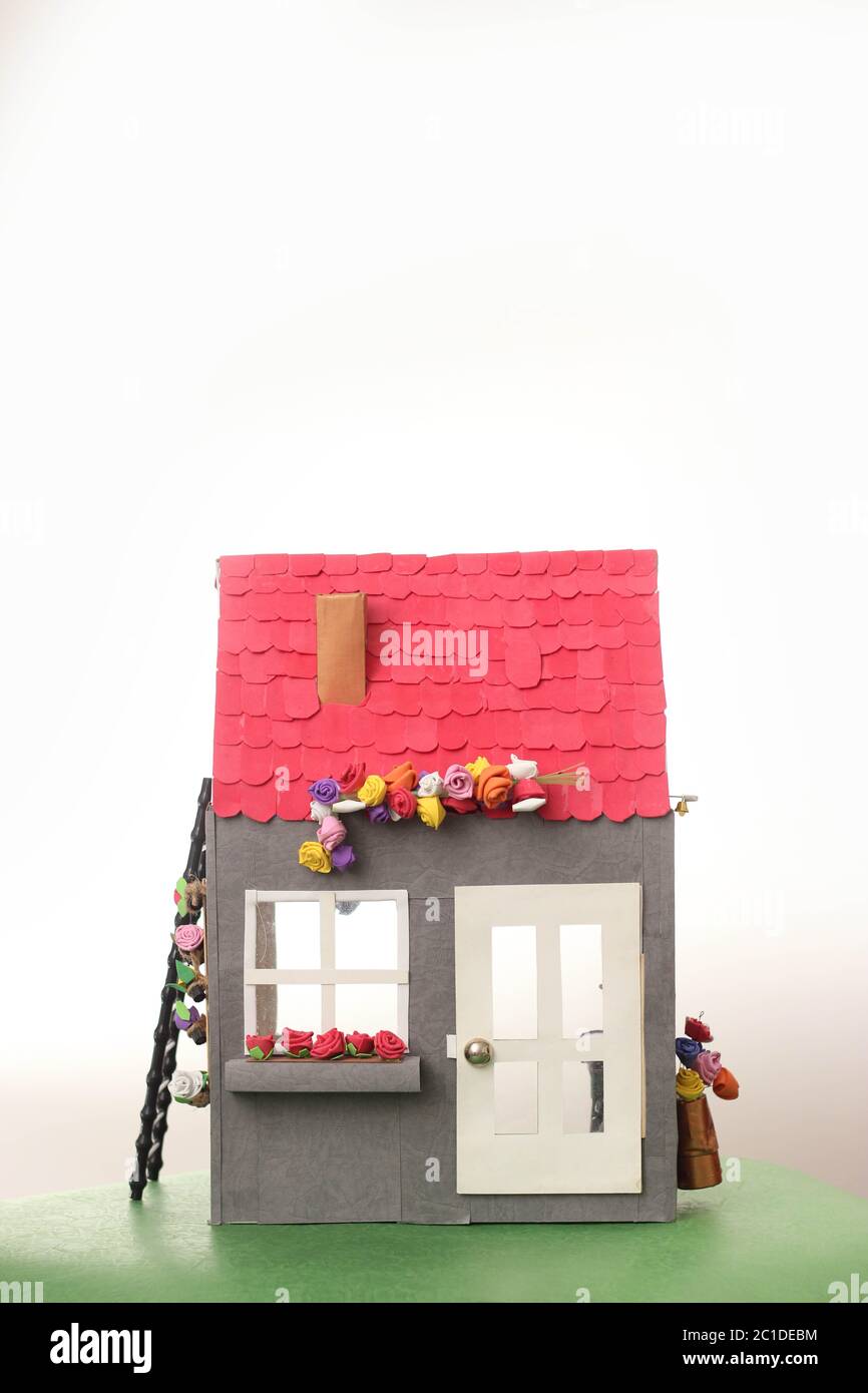 Schönes Puppenhaus mit einer Leiter isoliert auf weiß Stockfoto