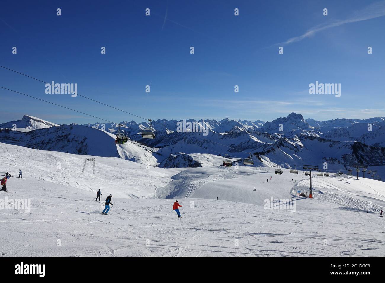 Skipisten in den verschneiten Bergen des Bregenzerwaldes in Österreich. Stockfoto