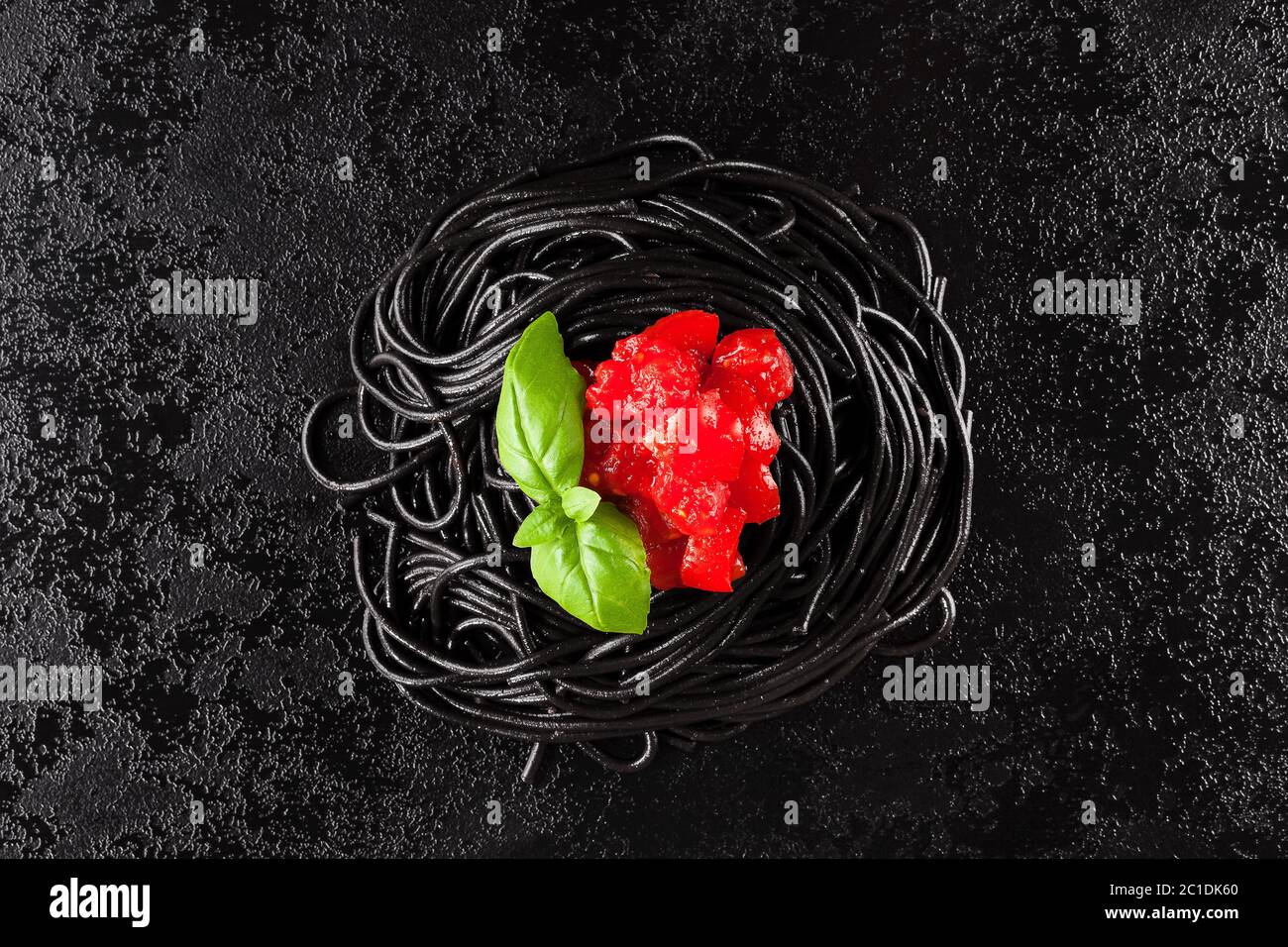 Schwarze Spaghetti mit roter Tomatensoße. Stockfoto