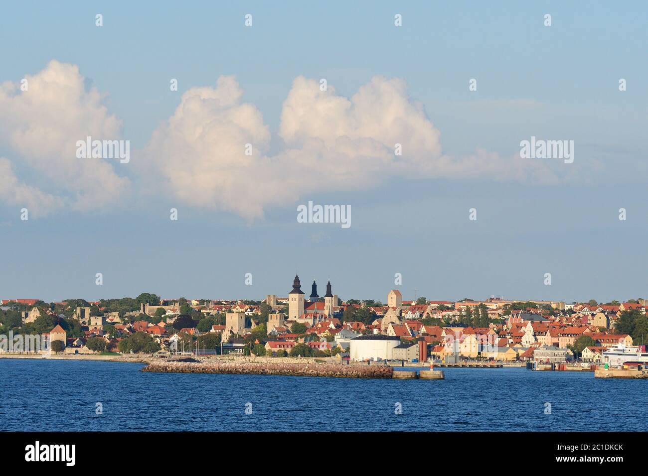 Blick auf visby mit seiner historischen Altstadt Stockfoto