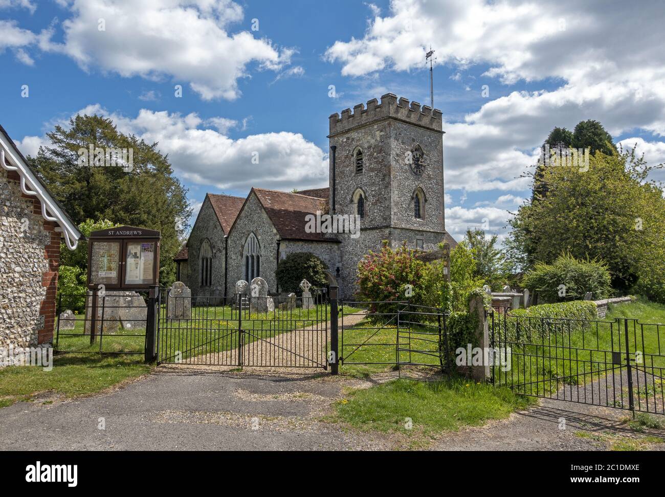 St Andrews Church im malerischen Dorf Owslebury, das auf dem Pilgrims Trail und dem Monarch's Way in Hampshire, England, liegt Stockfoto