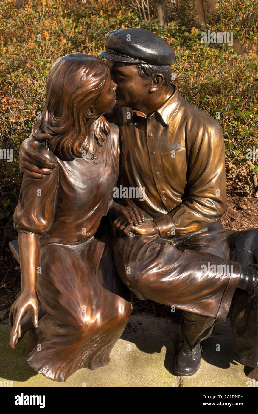Die Kiss by Gary Alsum Statue im Central Park Virginia Strand VA Stockfoto
