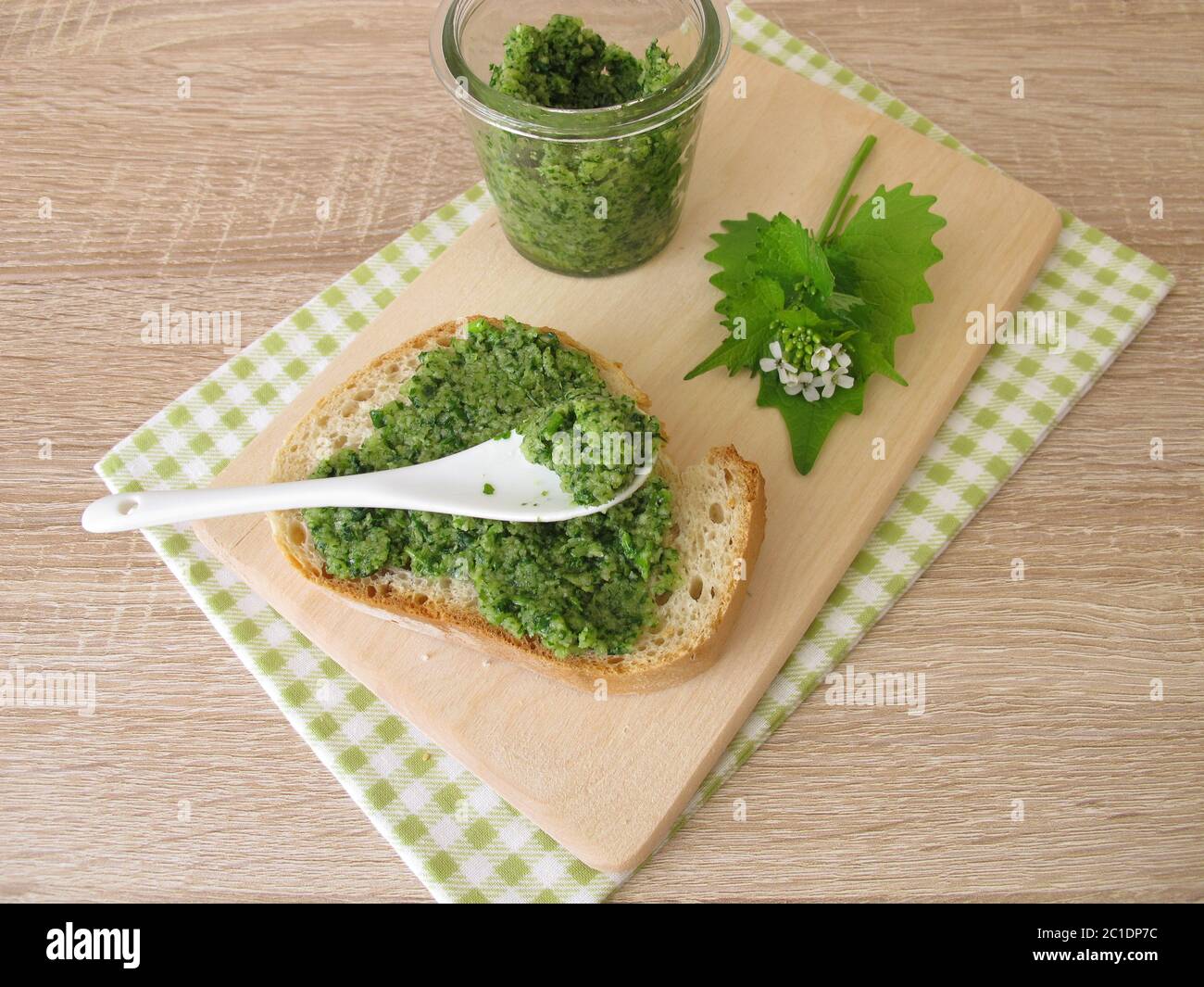 Hausgemachtes Knoblauch-Senf-Pesto auf Baguette Stockfoto