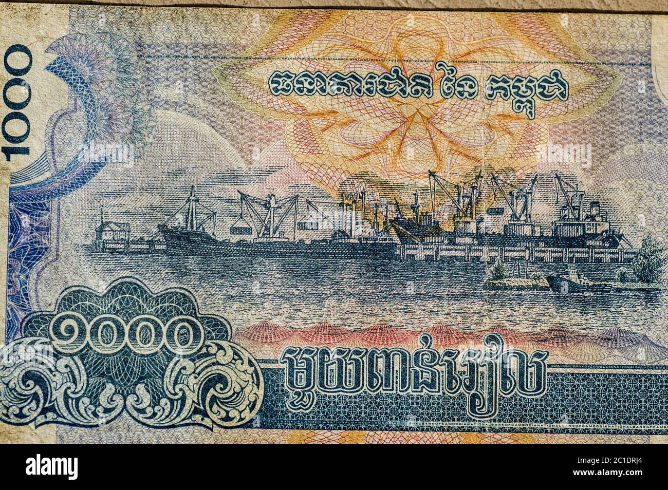 Schiffe werden im kambodschanischen Hafen Sihanoukville (Kampong Saom) verladen. Gebrauchte 1000 Riels Banknote, fotografiert in einem Winkel. Stockfoto