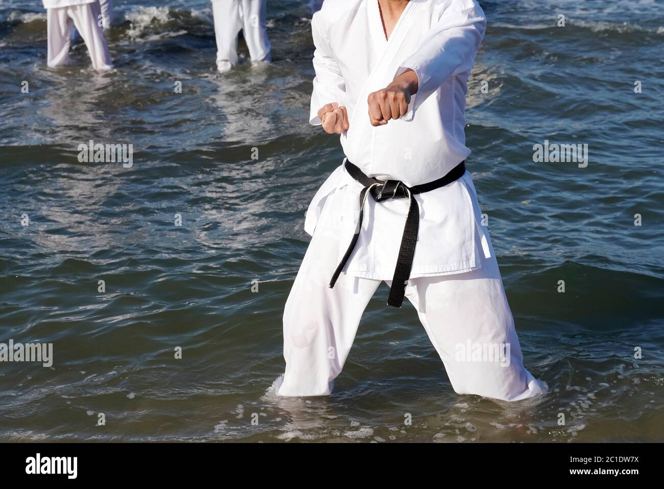 Japanischen Karate Kampfkunst, spirituelle am Strand sitzen Stockfoto