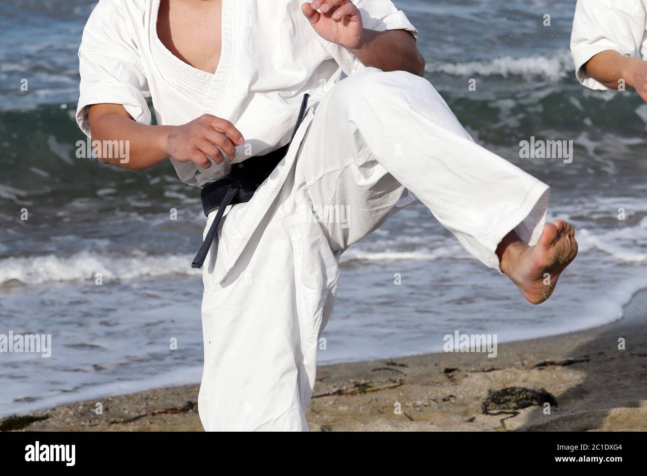 Japanischen Karate Kampfsport training am Strand Stockfoto