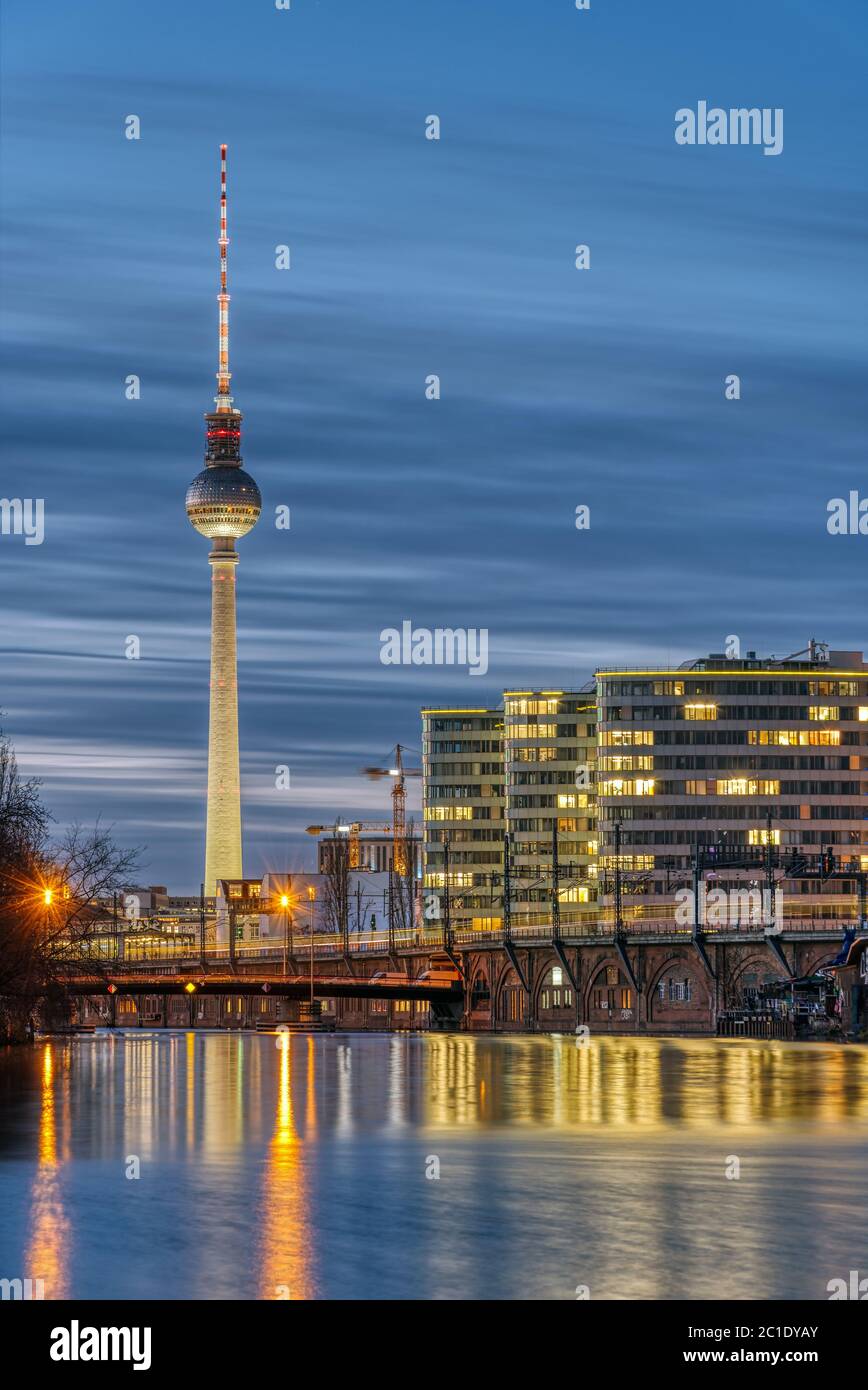 Die berühmten Fernsehturm und die Spree in Berlin in der Dämmerung Stockfoto
