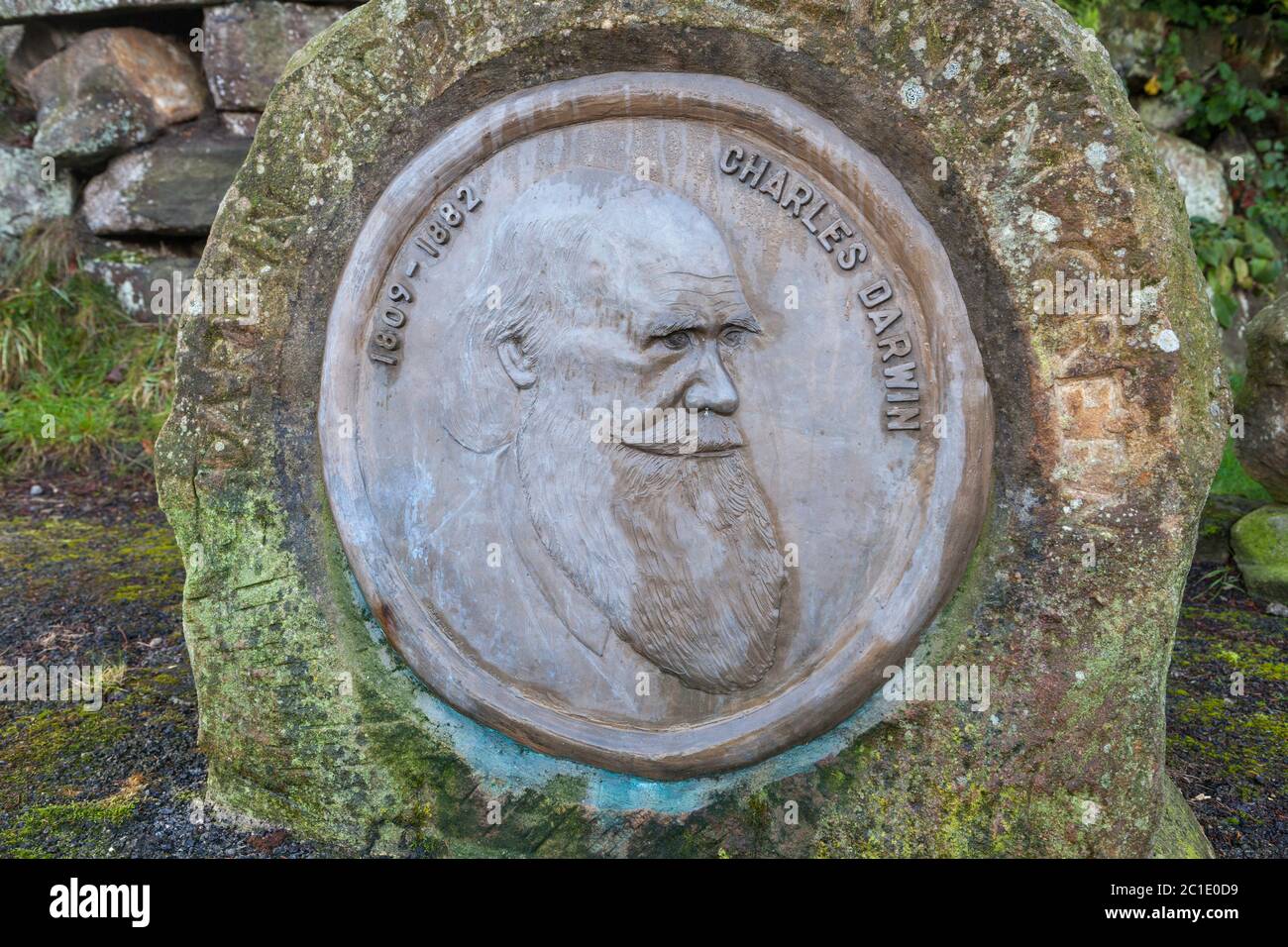 Eine Gedenktafel für Charles Darwins Besuch in Ilkley, West Yorkshire, befindet sich in den Darwin Gardens Millennium Green Stockfoto