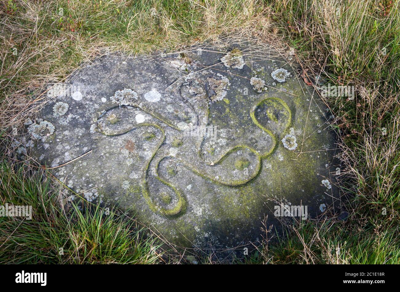 Der Swastika Stein, eine alte Schnitzerei in einem Gritsone-Felsblock auf Ilkley Moor Stockfoto