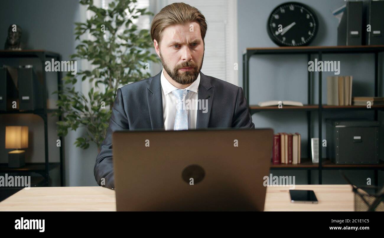 Geschäftsmann, arbeiten am Laptop im Büro Stockfoto