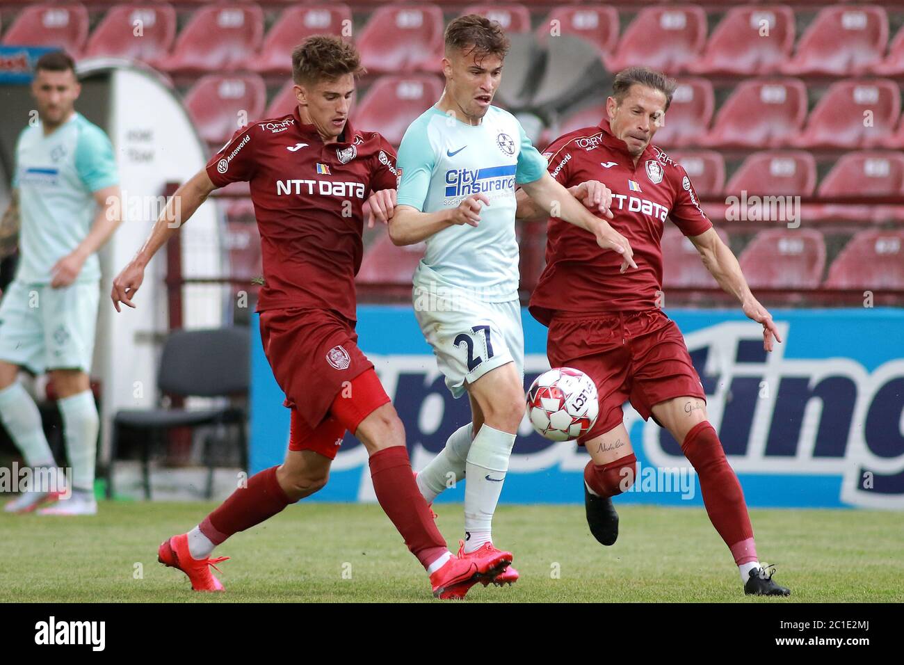 CLUJ-NAPOCA, RUMÄNIEN - 14. JUNI: Darius Olaru von FCSB mit Cristian ITU und Ciprian Deac von CFR Cluj während des Spiels zwischen CFR Cluj und FCSB in der Play-off-Rumäniens erste Liga am 14. Juni 2020 in Cluj-Napoca, Rumänien. (Foto von Paul Ursachi/MB Media) Stockfoto
