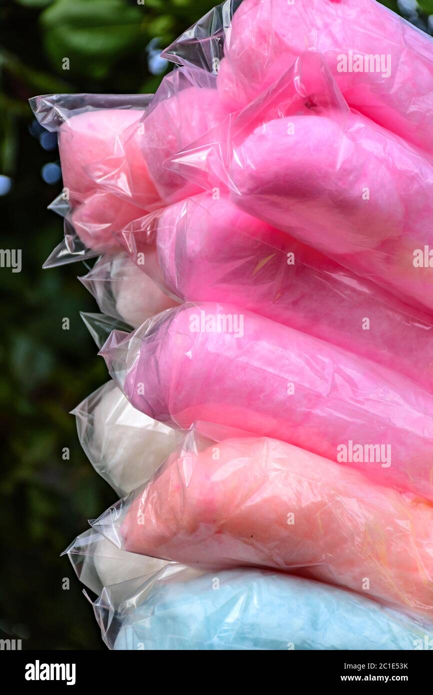 Taschen mit Zuckerwatte in verschiedenen Farben Stockfoto