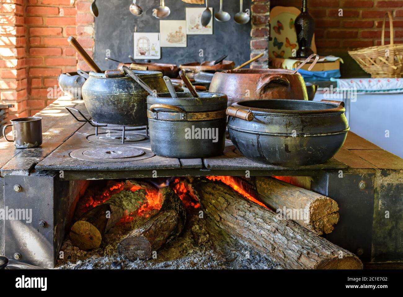 Holzofen und Tontöpfe Stockfoto