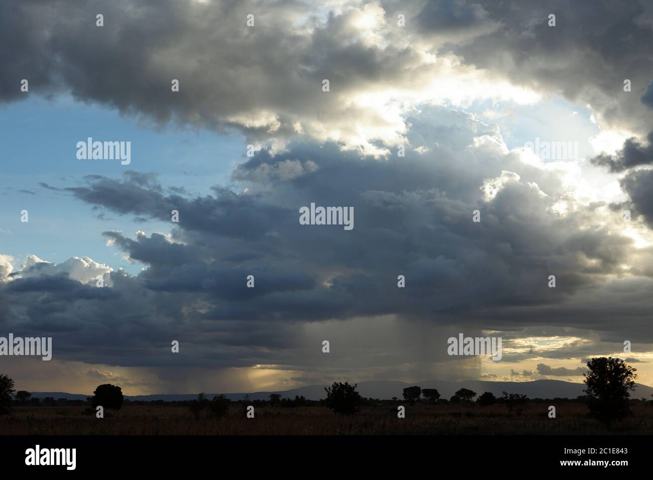 Regenzeit und Regenwolken in Tansania Stockfoto