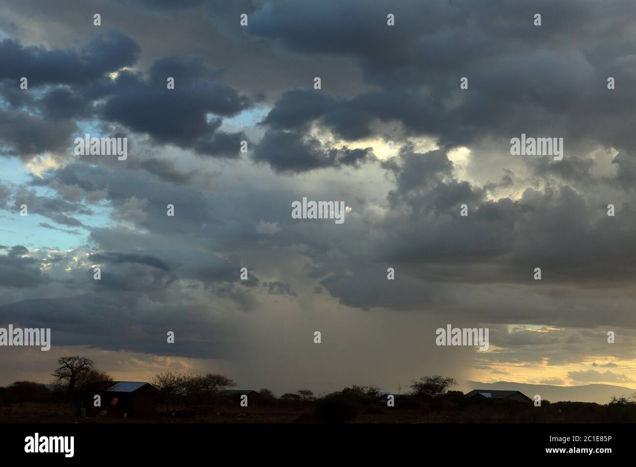 Regenzeit und Regenwolken in Tansania Stockfoto