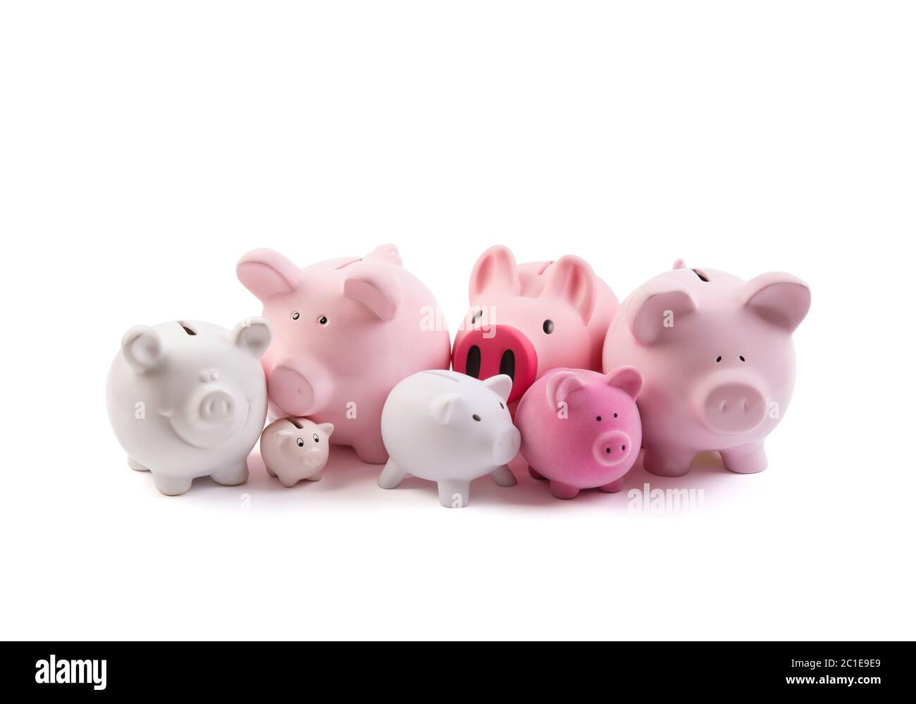 Gruppe von Piggy banks Über weißen Hintergrund mit Freistellungspfad Stockfoto