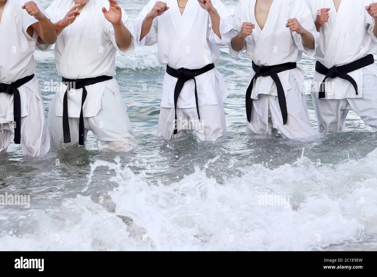 Japanischen Karate Kampfsport training am Strand Stockfoto