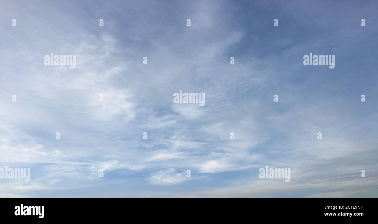 Schöne Wolken vor einem blauen Himmel Hintergrund. Wolkenhimmel. Blauer Himmel mit bewölktem Wetter, Naturwolke. Weiße Wolken, blauer Himmel und Stockfoto