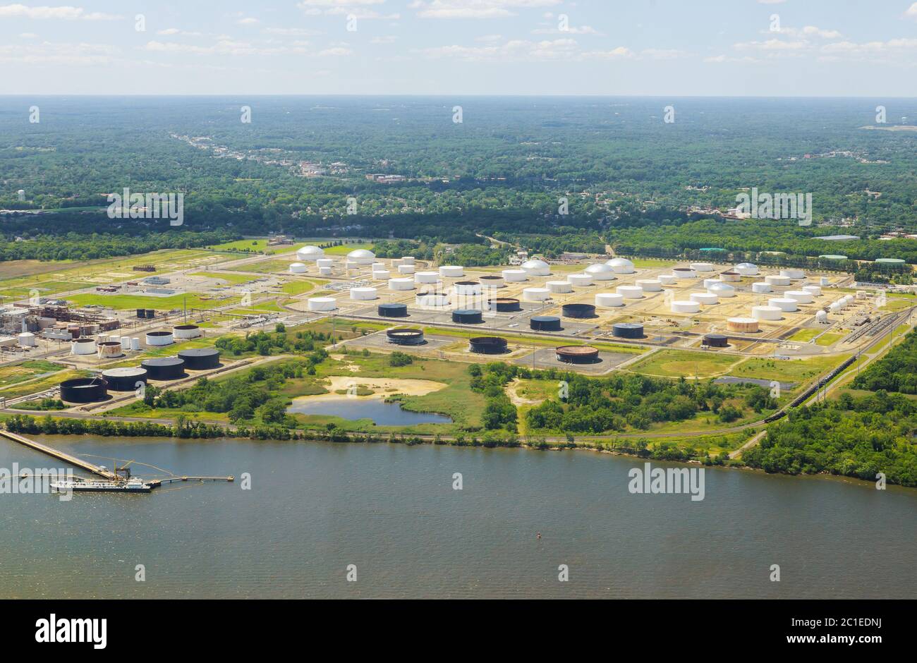 Tankschiff Laden Entladen Öl-und Gaslager in Industriehafen, Import Export petrochemischen Ölansport, Verladen Arm Öl Gas Offshore-Plattformen Stockfoto