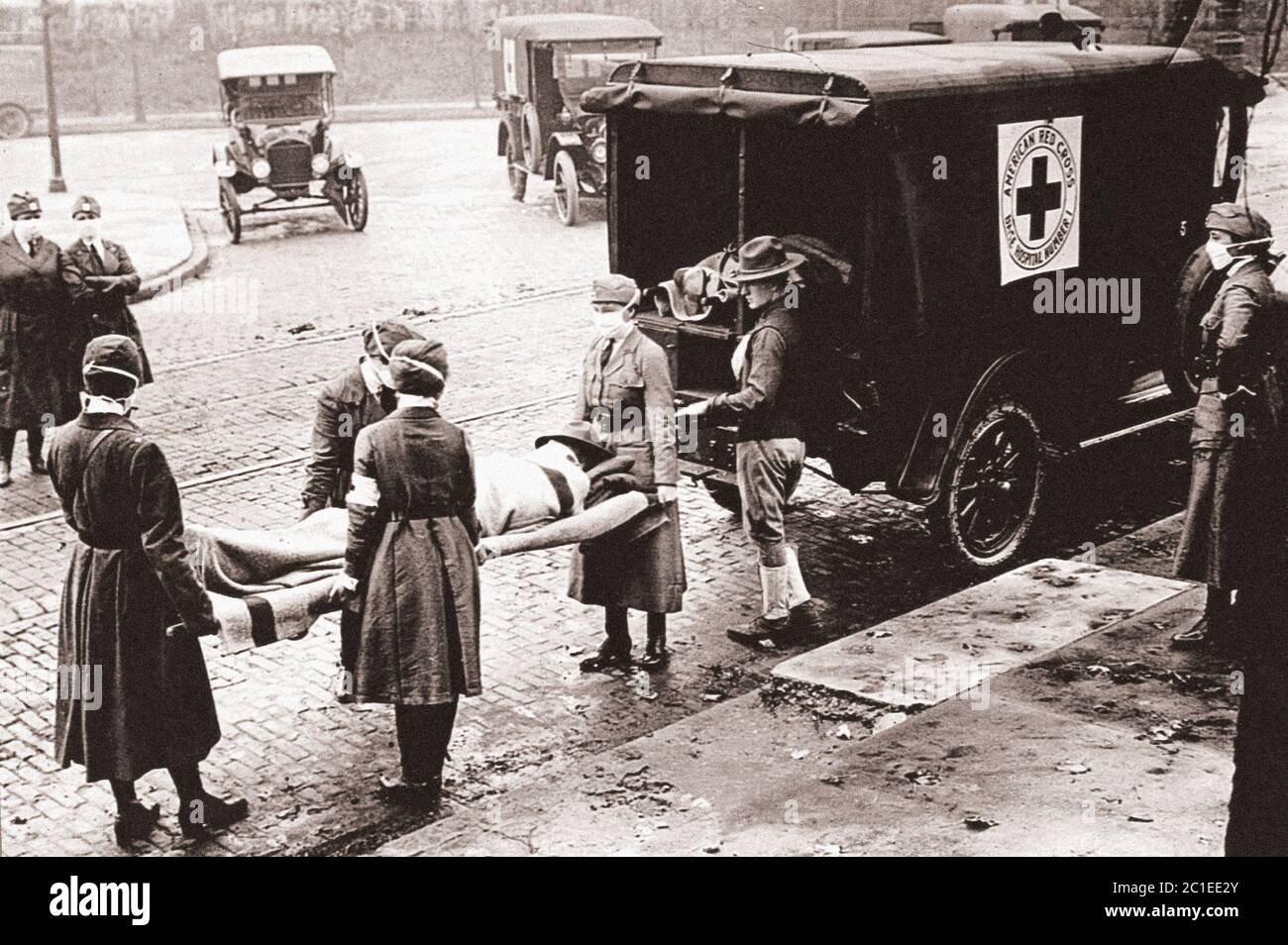 Eine Rotkreuzpatrouille trägt einen Patienten während der Spanischen Grippe-Epidemie in St. Louis, Missouri, Oktober 1918 in einen Krankenwagen. Stockfoto