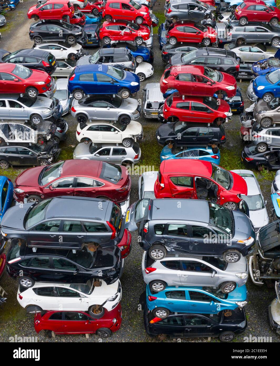 Luftaufnahme von vielen Autos in einem Auto breaking Hof oder Schrott Hof in Schottland, Großbritannien gelagert. Stockfoto