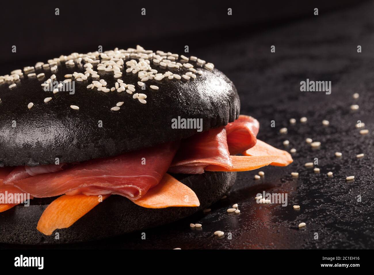 Schwarz Burger auf dunklem Hintergrund. Stockfoto