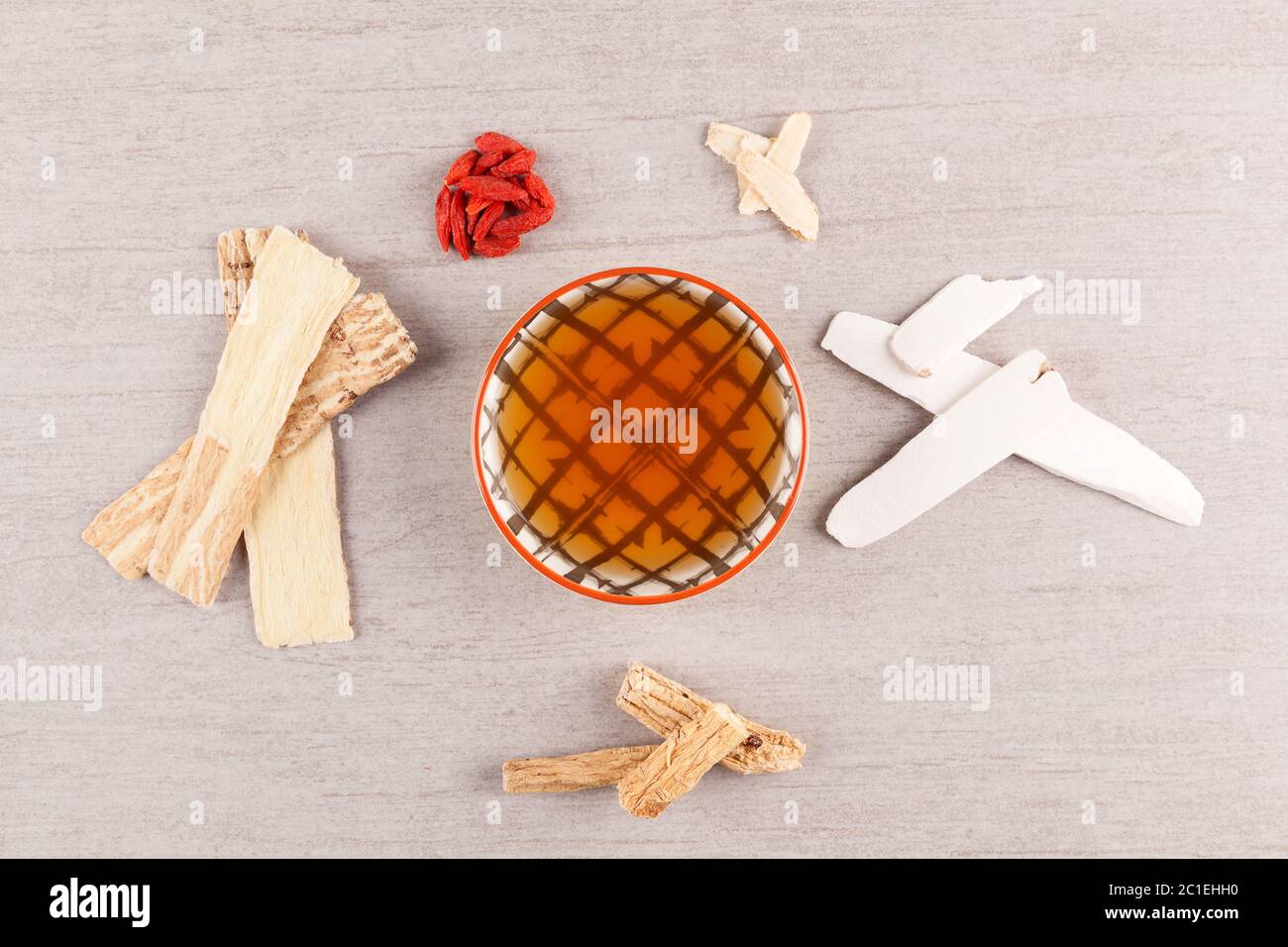 Chinesische Kräutermedizin Suppe mit Zutaten von oben. Stockfoto