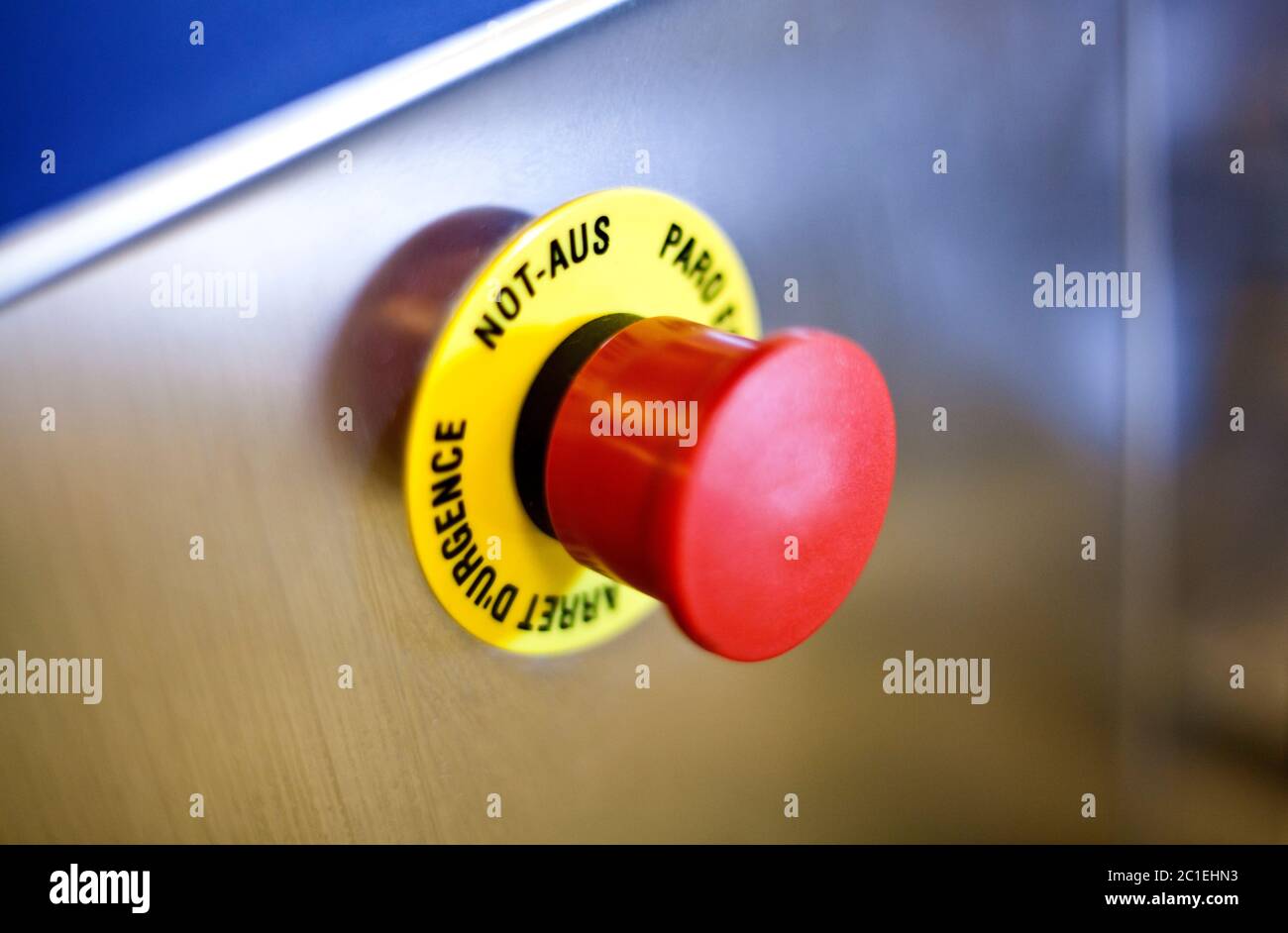 Roter Notausschalter auf Stahloberfläche Stockfoto