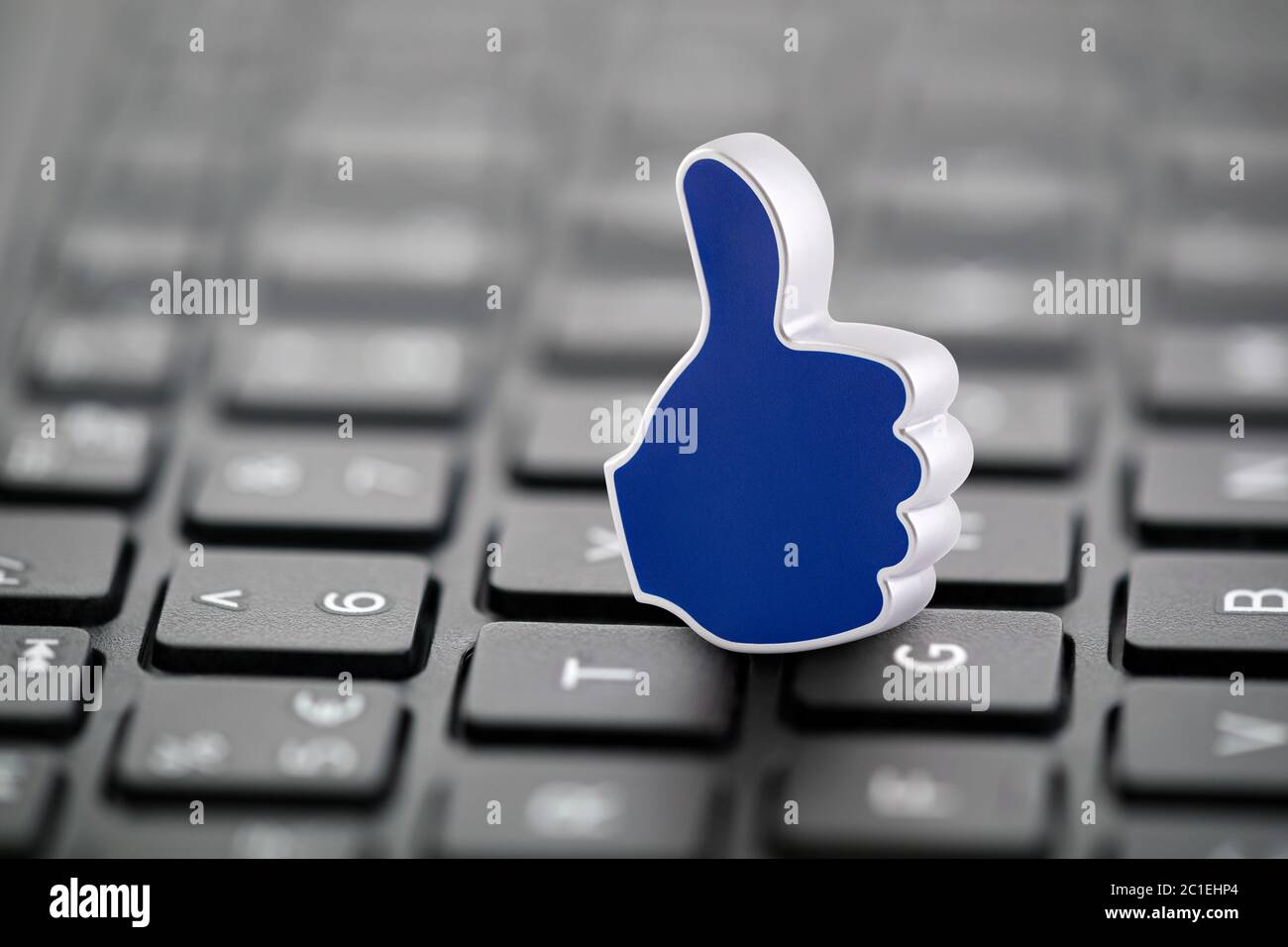 Grafik-Grafik mit Daumen nach oben auf der Laptop-Tastatur Stockfoto