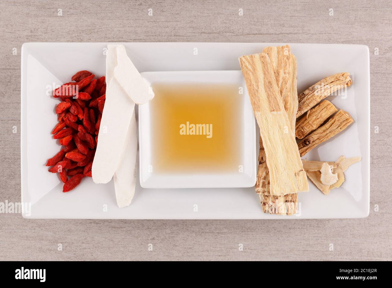Andere Art der chinesischen Kräuter- und Brühe auf grauem Hintergrund. Stockfoto