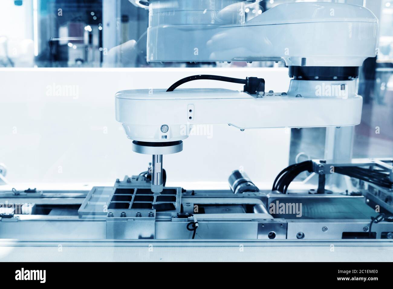 Industriemaschine und Fabrik Roboterarm, Industrie 4.0 Konzept der Smart Factory. Stockfoto