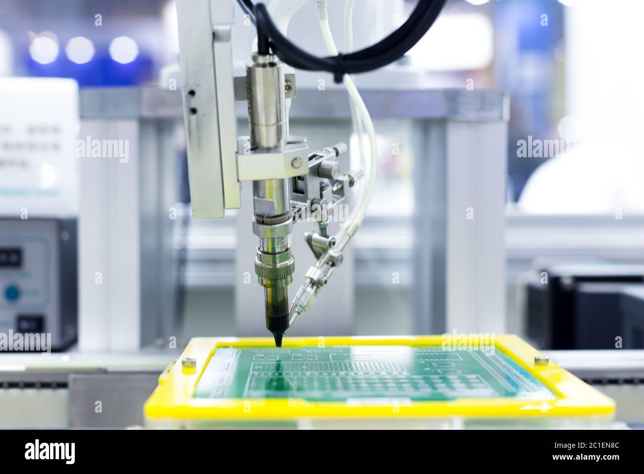 Industriemaschine und Fabrik Roboterarm, Industrie 4.0 Konzept der Smart Factory. Stockfoto