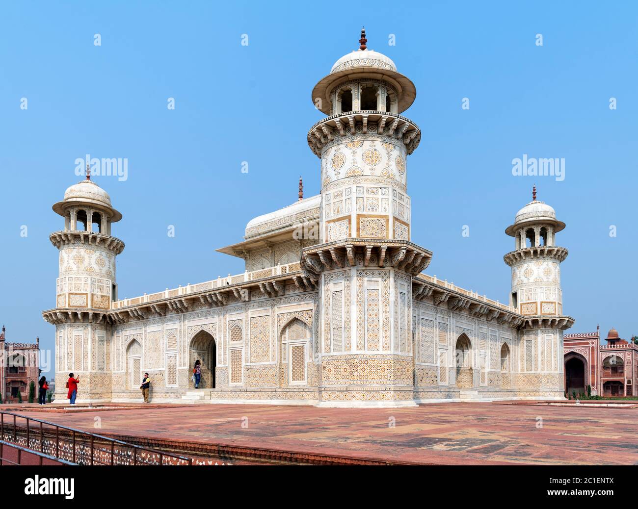 Grab von Itmad-ud-Daulah (I'timād-ud-Daulah), auch bekannt als 'Baby Taj', ein Mughal-Mausoleum in der Stadt Agra, Uttar Pradesh, Indien Stockfoto
