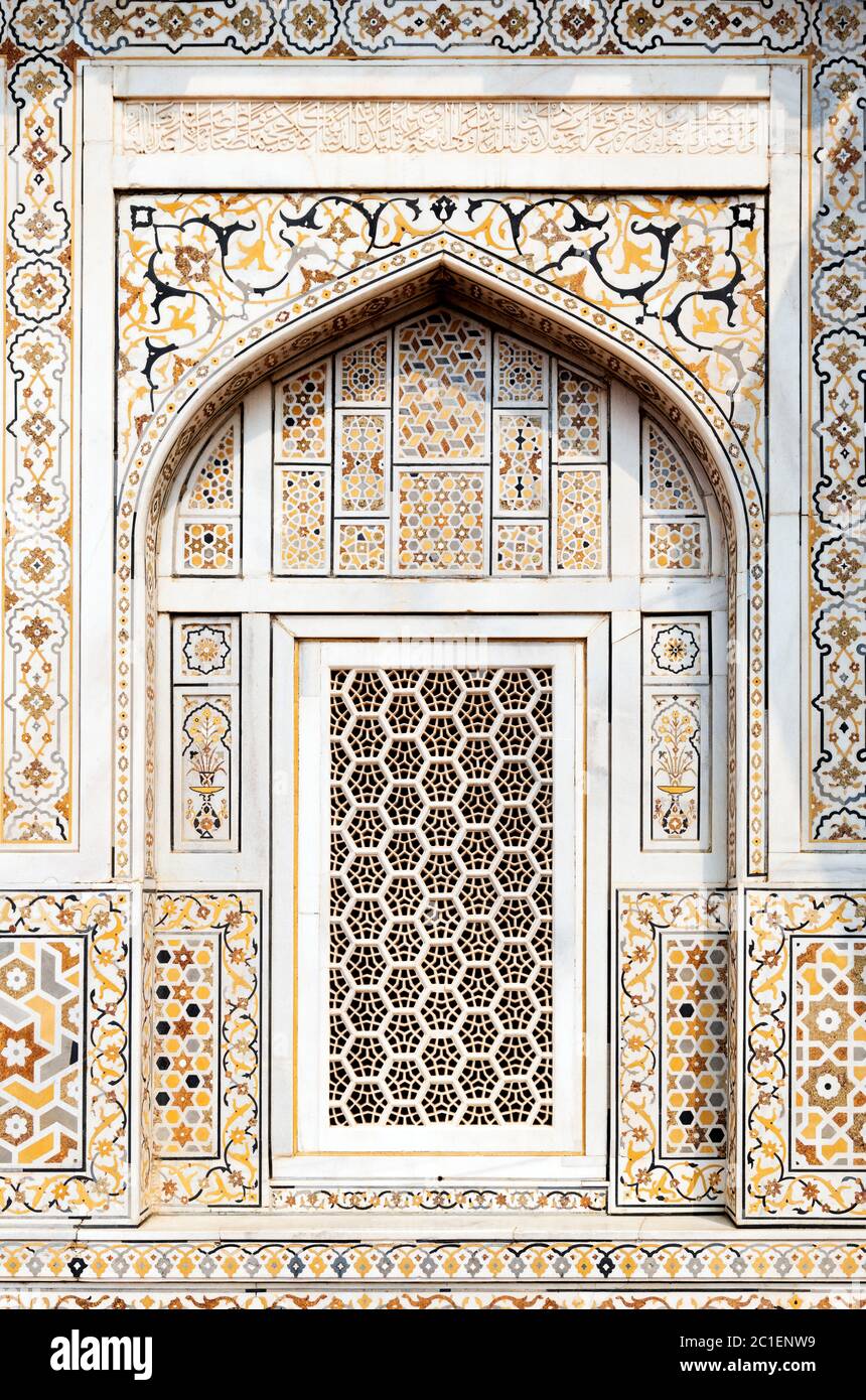 Fensterdetail am Grab von Itmad-ud-Daulah (I'timād-ud-Daulah), auch bekannt als 'Baby Taj', ein Mughal Mausoleum in der Stadt Agra, Uttar Pradesh, Indien Stockfoto