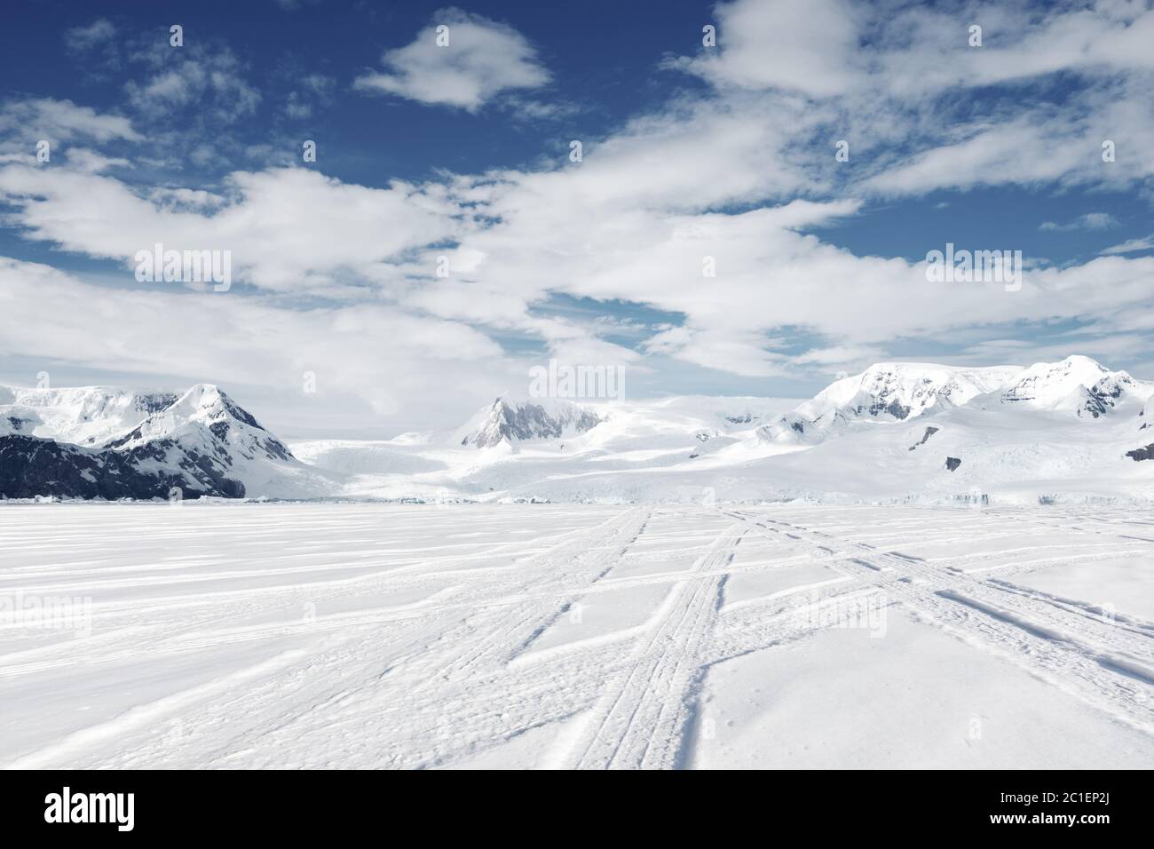 Leerer Ziegelboden mit sonw Berg als Hintergrund Stockfoto