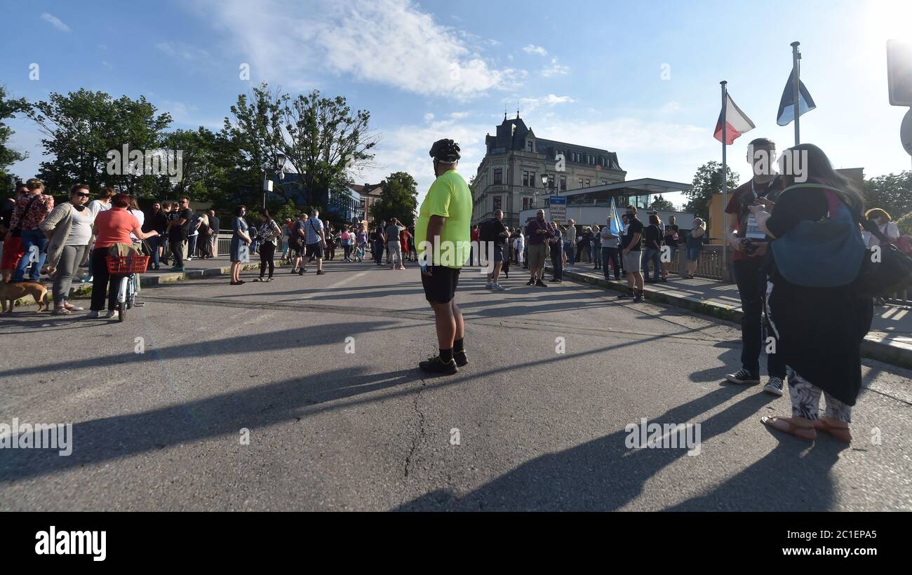 Cesky Tesin, Tschechische Republik. Juni 2020. Kundgebung aus Protest gegen die eingeschränkte grenzüberschreitende Bewegung zwischen dem tschechischen und polnischen Teil von Tesin (Cieszyn) aufgrund einer Coronavirus-Infektion in Cesky Tesin, Tschechische Republik, 15. Juni 2020. Kredit: Jaroslav Ozana/CTK Foto/Alamy Live Nachrichten Stockfoto
