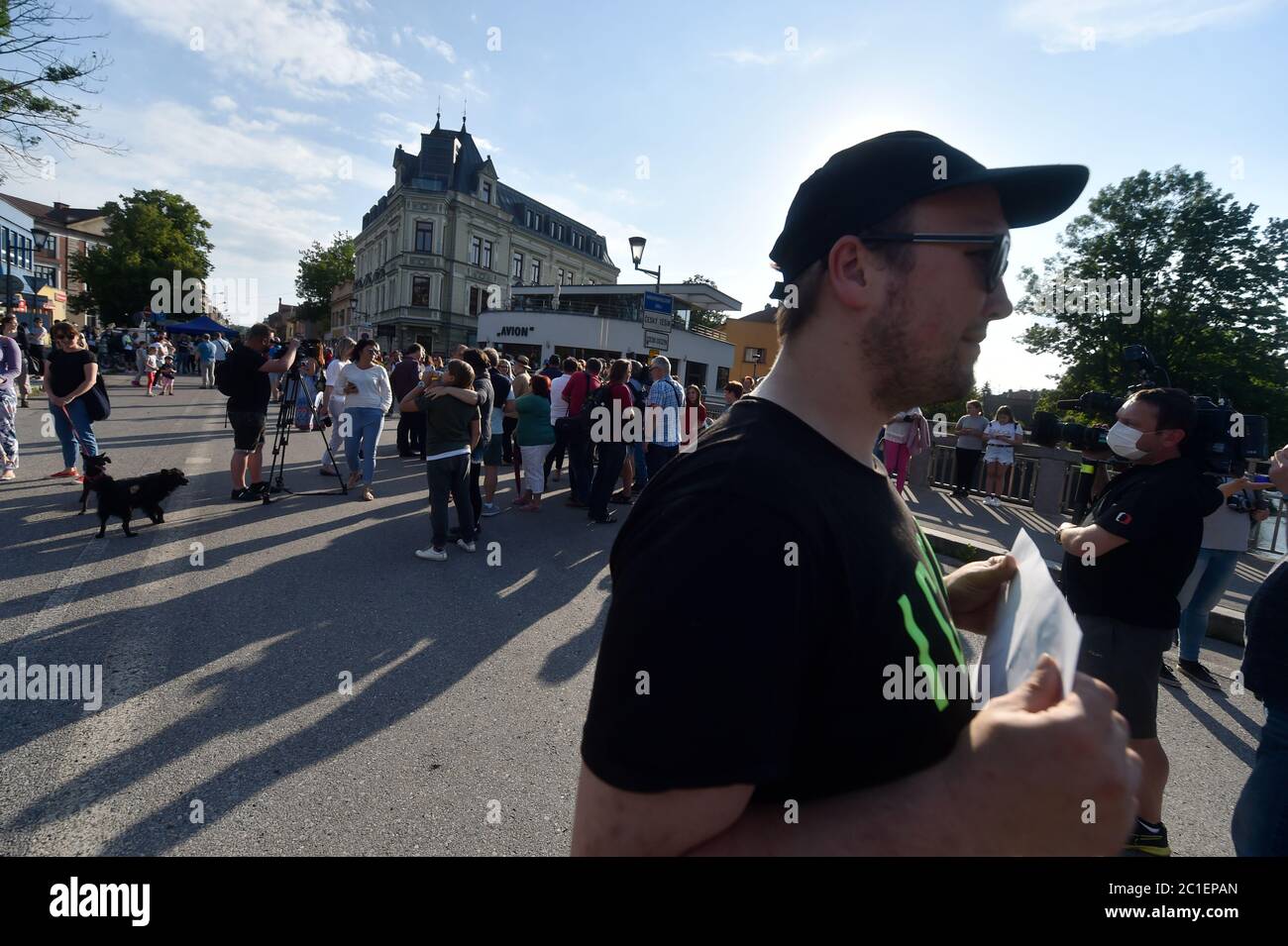 Cesky Tesin, Tschechische Republik. Juni 2020. Kundgebung aus Protest gegen die eingeschränkte grenzüberschreitende Bewegung zwischen dem tschechischen und polnischen Teil von Tesin (Cieszyn) aufgrund einer Coronavirus-Infektion in Cesky Tesin, Tschechische Republik, 15. Juni 2020. Kredit: Jaroslav Ozana/CTK Foto/Alamy Live Nachrichten Stockfoto
